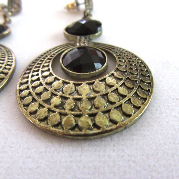 Textured brass dangling pierced earrings with faux onyx stones - Picture 6 of 8